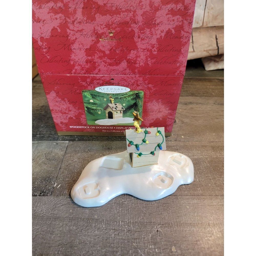 Hallmark Woodstock on doghouse display Snoopy 2000  Xmas decor